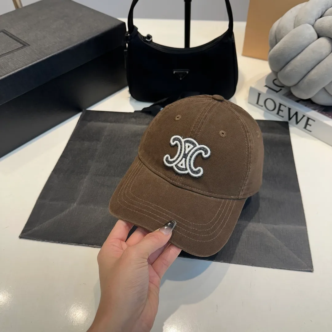 P60 CELINE new classic casual and trendy baseball cap🧢Japanese and Korean style, looks great with any combination! A must-have when traveling