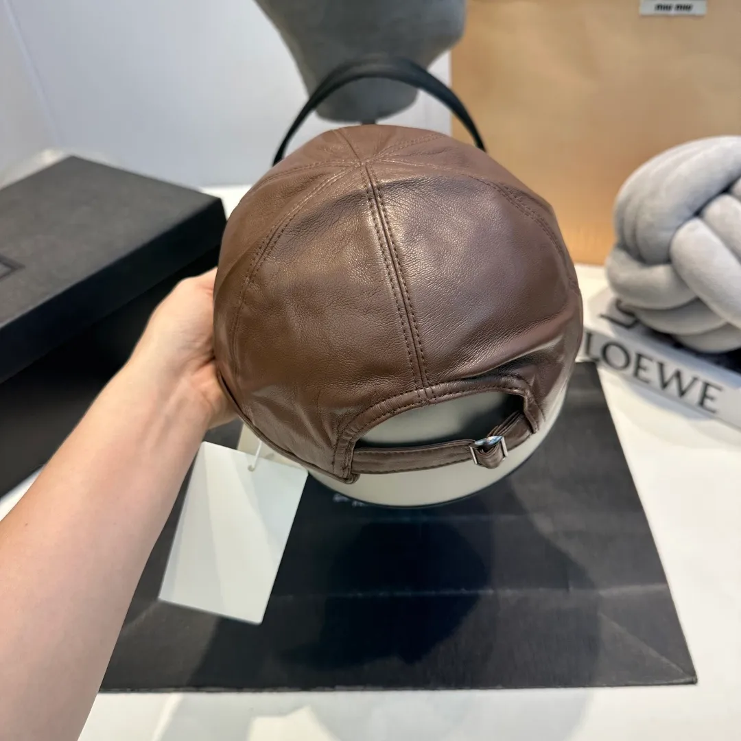 P70 CELINE new autumn cowhide baseball cap with vintage texture leather logo, double-layer material on the brim. The brim is crisp and stylish, and comes standard with fashionable cold hats.
