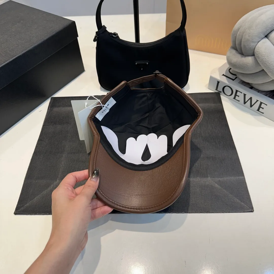 P70 CELINE new autumn cowhide baseball cap with vintage texture leather logo, double-layer material on the brim. The brim is crisp and stylish, and comes standard with fashionable cold hats.
