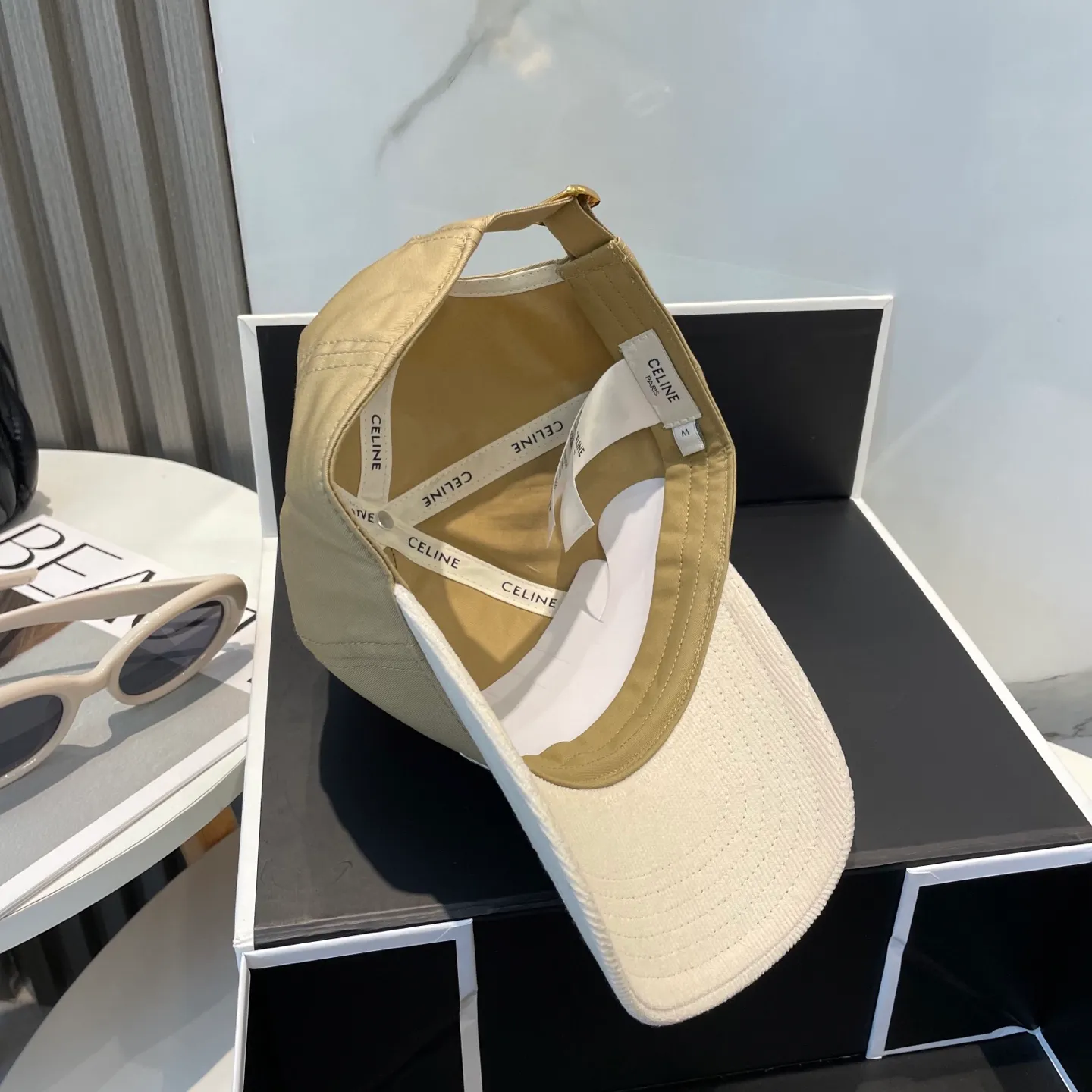 P76 popular CELINE (Celine) official website purchase version. Original 1:1 customized! The latest baseball cap with the same style as the simple letter star, fashionable and high-end workmanship! Every hat is made with care! Extraordinary quality, suitable for both men and women.    Céline's hat has a simple design, high-end color matching, delicate texture, and clean style. It is an iconic item. The letter C is the official icon of CELINE. It is deeply rooted in the brand's historical heritage, and at the same time it exudes modern elegance and a new trend of retro modernity. Simple baseball cap decorated with C logo. Self-attitude, no need to elaborate.