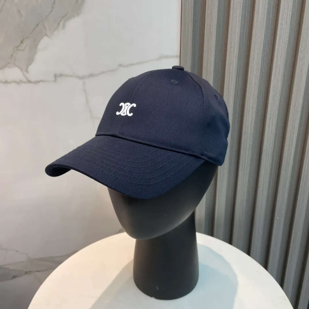 P70 popular CELINE (Celine) latest baseball cap with simple letters, fashionable and high-end workmanship! Every hat is made with care! Extraordinary quality, suitable for both men and women.    Céline's hat has a simple design, high-end color matching, delicate texture, and clean style. It is an iconic item. The letter C is the official icon of CELINE. It is deeply rooted in the brand's historical heritage, and at the same time it exudes modern elegance and a new trend of retro modernity. Simple baseball cap decorated with C logo. Self-attitude, no need to elaborate.