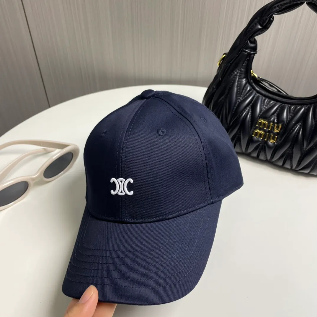 P70 popular CELINE (Celine) latest baseball cap with simple letters, fashionable and high-end workmanship! Every hat is made with care! Extraordinary quality, suitable for both men and women.    Céline's hat has a simple design, high-end color matching, delicate texture, and clean style. It is an iconic item. The letter C is the official icon of CELINE. It is deeply rooted in the brand's historical heritage, and at the same time it exudes modern elegance and a new trend of retro modernity. Simple baseball cap decorated with C logo. Self-attitude, no need to elaborate.