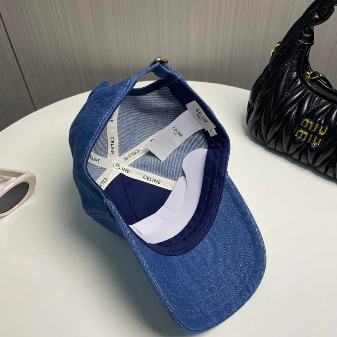 P80 popular CELINE (Celine) official website purchase version. Original 1:1 customized! The latest baseball cap with the same style as the simple letter star, fashionable and high-end workmanship! Every hat is made with care! Extraordinary quality, suitable for both men and women.    Céline's hat has a simple design, high-end color matching, delicate texture, and clean style. It is an iconic item. The letter C is the official icon of CELINE. It is deeply rooted in the brand's historical heritage, and at the same time it exudes modern elegance and a new trend of retro modernity. Simple baseball cap decorated with C logo. Self-attitude, no need to elaborate.