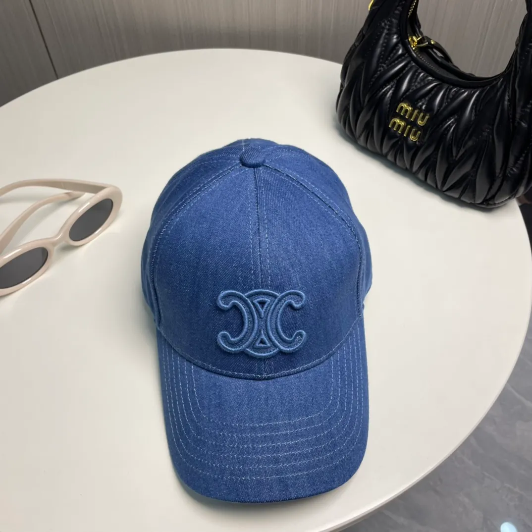 P80 popular CELINE (Celine) official website purchase version. Original 1:1 customized! The latest baseball cap with the same style as the simple letter star, fashionable and high-end workmanship! Every hat is made with care! Extraordinary quality, suitable for both men and women.    Céline's hat has a simple design, high-end color matching, delicate texture, and clean style. It is an iconic item. The letter C is the official icon of CELINE. It is deeply rooted in the brand's historical heritage, and at the same time it exudes modern elegance and a new trend of retro modernity. Simple baseball cap decorated with C logo. Self-attitude, no need to elaborate.