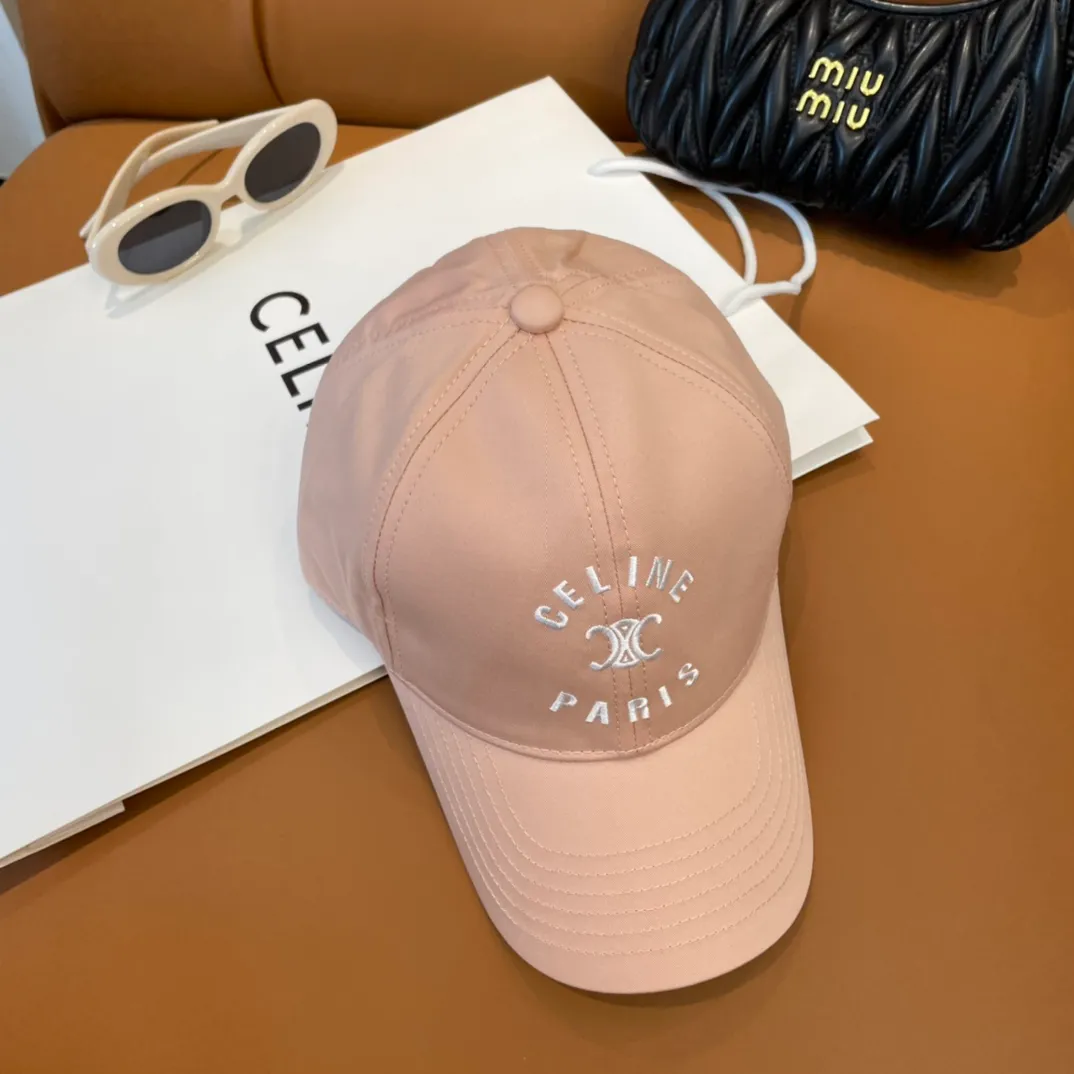 P76 popular CELINE (Celine) official website purchase version. Original 1:1 customized! The latest baseball cap with the same style as the simple letter star, fashionable and high-end workmanship! Every hat is made with care! Extraordinary quality, suitable for both men and women.    Céline's hat has a simple design, high-end color matching, delicate texture, and clean style. It is an iconic item. The letter C is the official icon of CELINE. It is deeply rooted in the brand's historical heritage, and at the same time it exudes modern elegance and a new trend of retro modernity. Simple baseball cap decorated with C logo. Self-attitude, no need to elaborate.