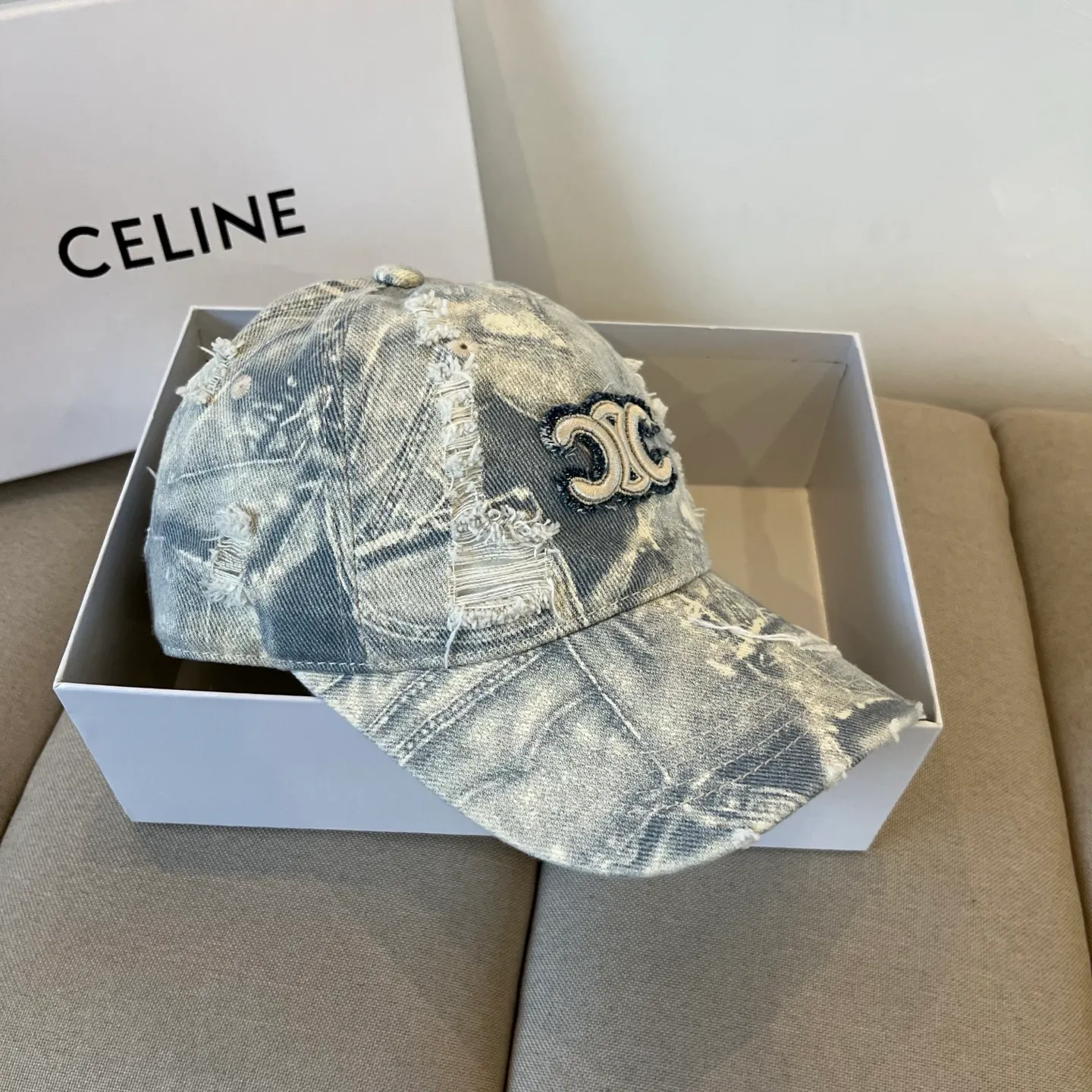 P60 [CELINE Celine] New classic casual and trendy baseball cap🧢Japanese and Korean style, looks great with any combination! A must-have when traveling