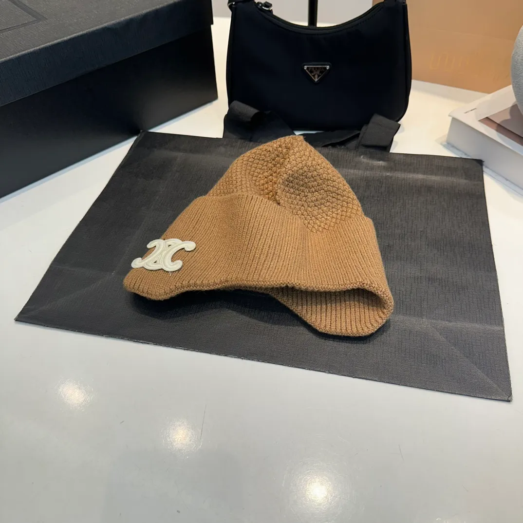 P70 CELINE🖤 Autumn and winter knitted ear protection hat Japanese personalized knitted autumn and winter ear protection hat👏✊ Made of high-quality wool, soft and comfortable, thick hat, first-class thermal insulation effect, plush feeling, soft and skin-friendly! Suitable for all kinds of clothes in autumn and winter!