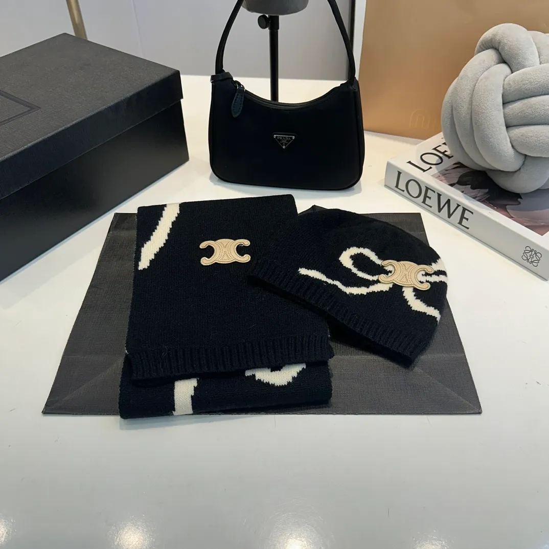 P170 CELINE Xiaohongshu’s popular model, official website new classic suit hat! Hat ➕Scarf! It feels great in hand! It’s warm and super comfortable. This winter, all you need is a hat set like this. It’s warm and fashionable! Welcome to choose!!