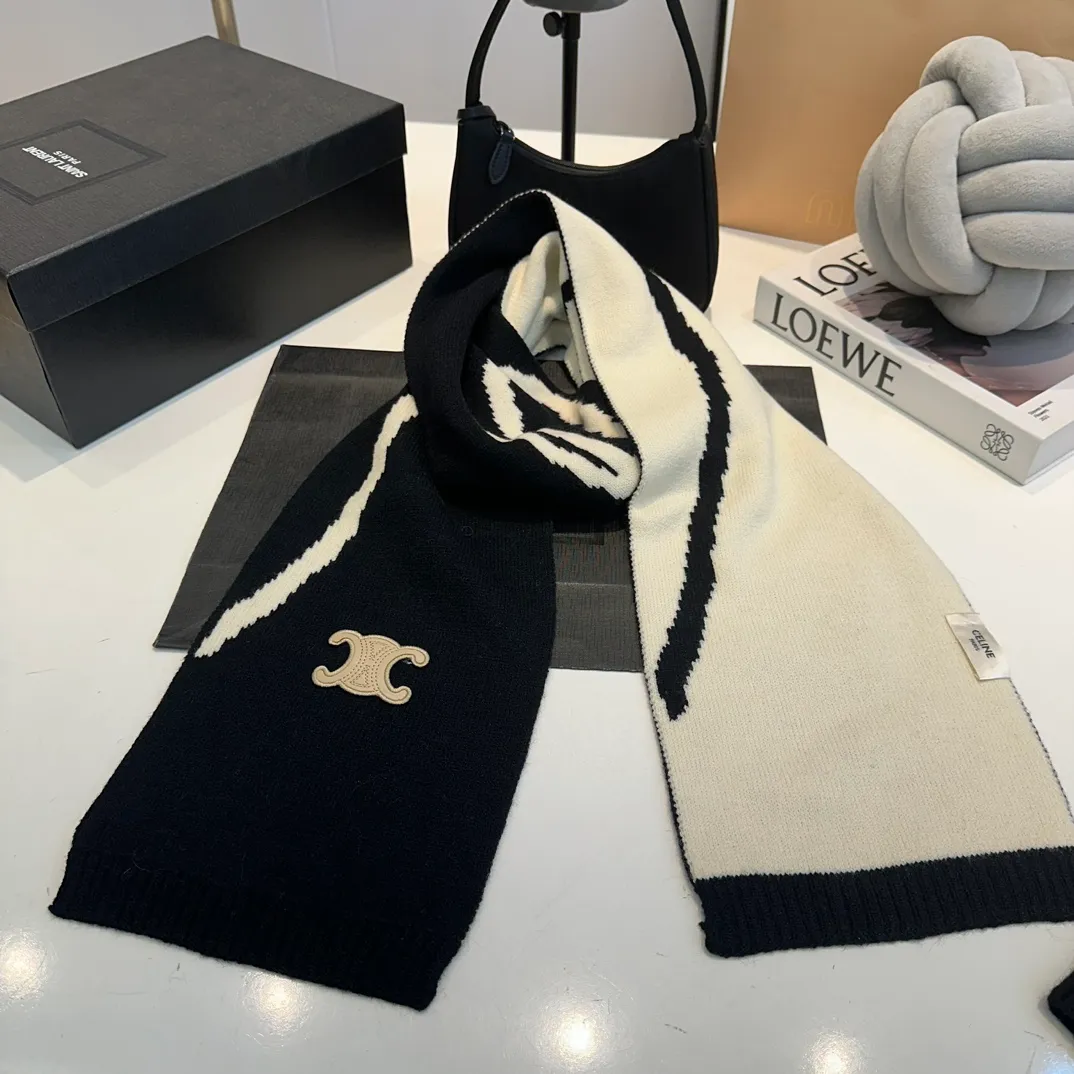 P170 CELINE Xiaohongshu’s popular model, official website new classic suit hat! Hat ➕Scarf! It feels great in hand! It’s warm and super comfortable. This winter, all you need is a hat set like this. It’s warm and fashionable! Welcome to choose!!