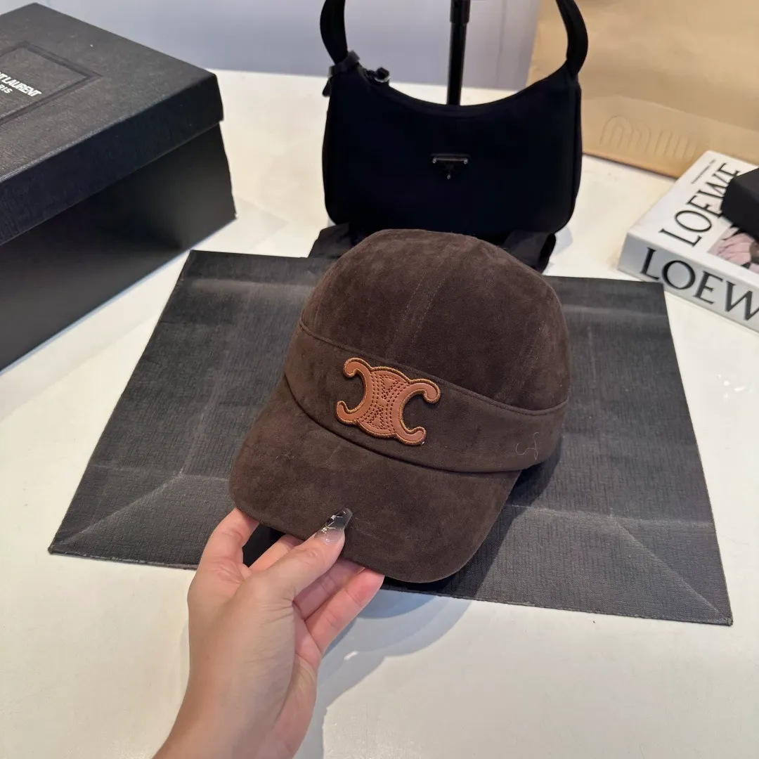 P60 CELINE's new Arc de Triomphe logo baseball cap. High quality, great color, perfect details. Latest Arc de Triomphe logo, out of stock. Must buy.