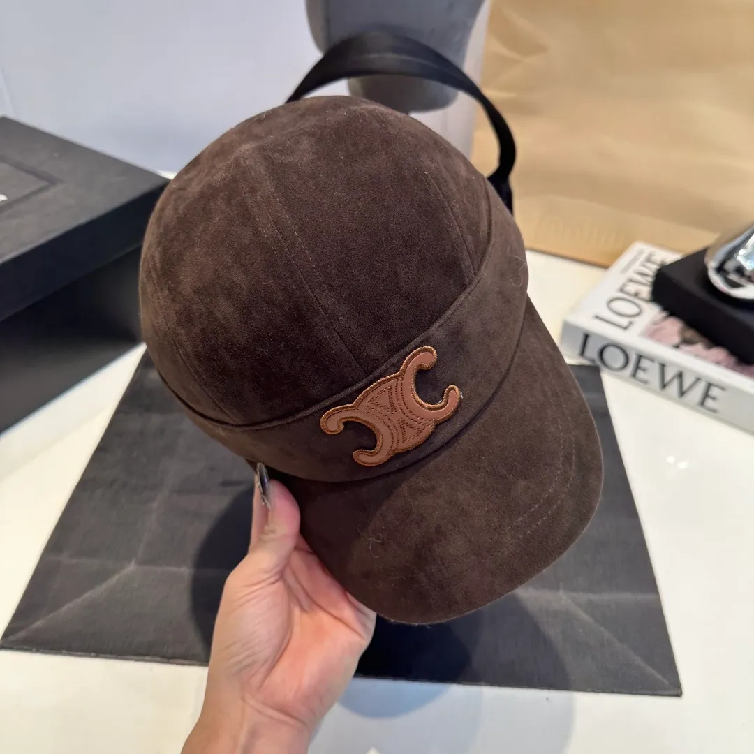 P60 CELINE's new Arc de Triomphe logo baseball cap. High quality, great color, perfect details. Latest Arc de Triomphe logo, out of stock. Must buy.