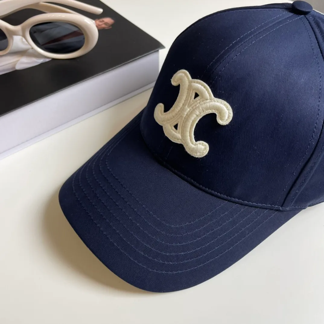 P70 popular CELINE official website purchase version. Original 1:1 customized! The latest baseball cap with the same style as the simple letter star, fashionable and high-end workmanship! Every hat is made with care! Extraordinary quality, suitable for both men and women.    Céline's hat has a simple design, high-end color matching, delicate texture, and clean style. It is an iconic item. The letter C is the official icon of CELINE. It is deeply rooted in the brand's historical heritage, and at the same time it exudes modern elegance and a new trend of retro modernity. Simple baseball cap decorated with C logo. Self-attitude, no need to elaborate.