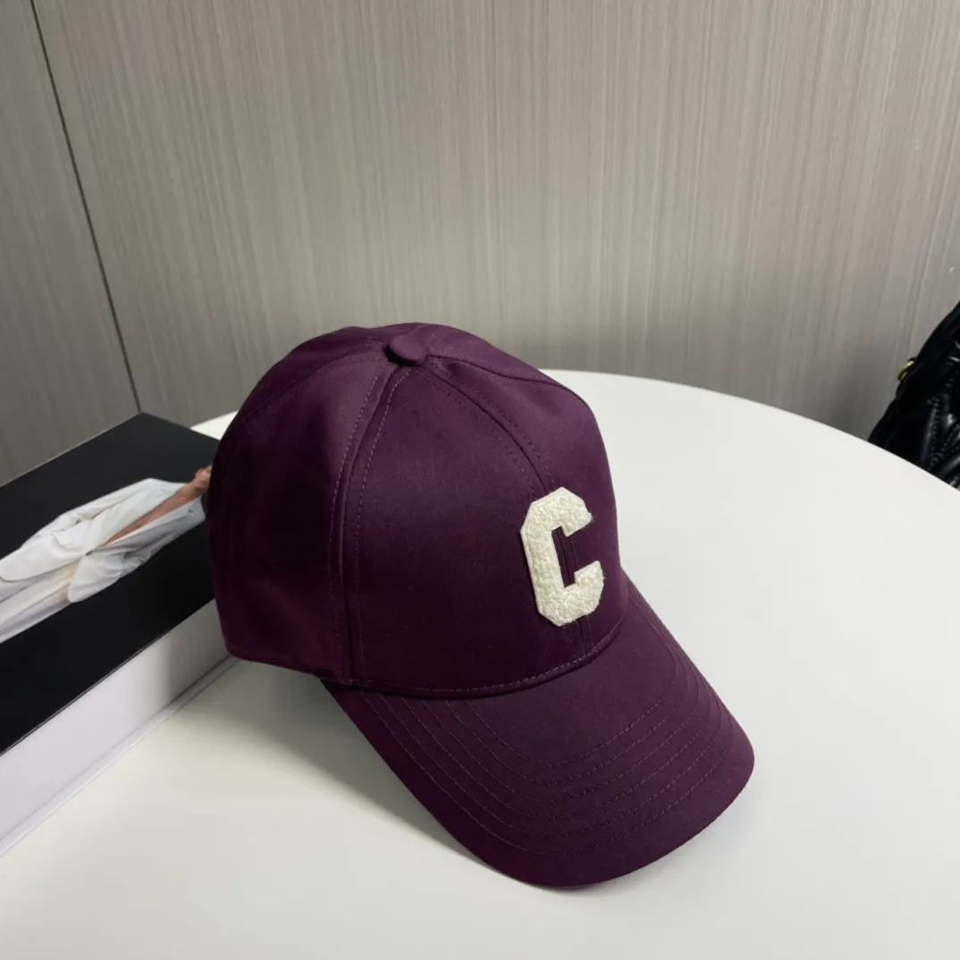 P76 popular CELINE (Celine) official website purchase version. Original 1:1 customized! The latest baseball cap with the same style as the simple letter star, fashionable and high-end workmanship! Every hat is made with care! Extraordinary quality, suitable for both men and women.    Céline's hat has a simple design, high-end color matching, delicate texture, and clean style. It is an iconic item. The letter C is the official icon of CELINE. It is deeply rooted in the brand's historical heritage, and at the same time it exudes modern elegance and a new trend of retro modernity. Simple baseball cap decorated with C logo. Self-attitude, no need to elaborate.