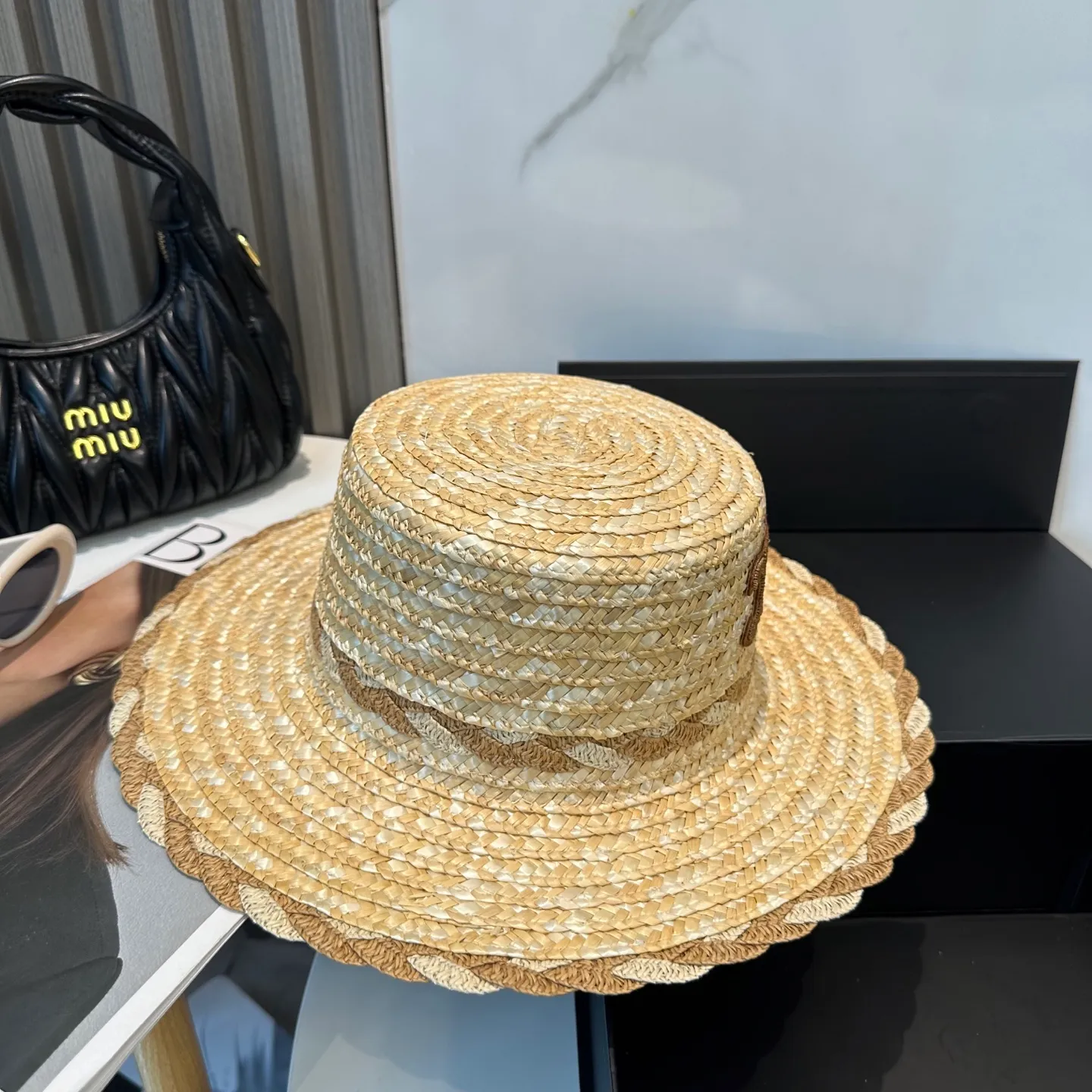 P70 CELINE new straw hat, advanced customization, lady style, attention to detail, sun protection and UV protection in summer, a must-have for travel, versatile and good-looking