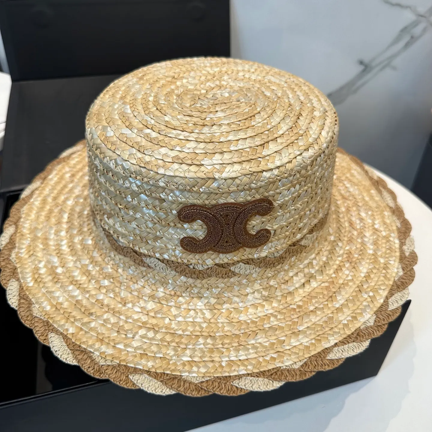 P70 CELINE new straw hat, advanced customization, lady style, attention to detail, sun protection and UV protection in summer, a must-have for travel, versatile and good-looking