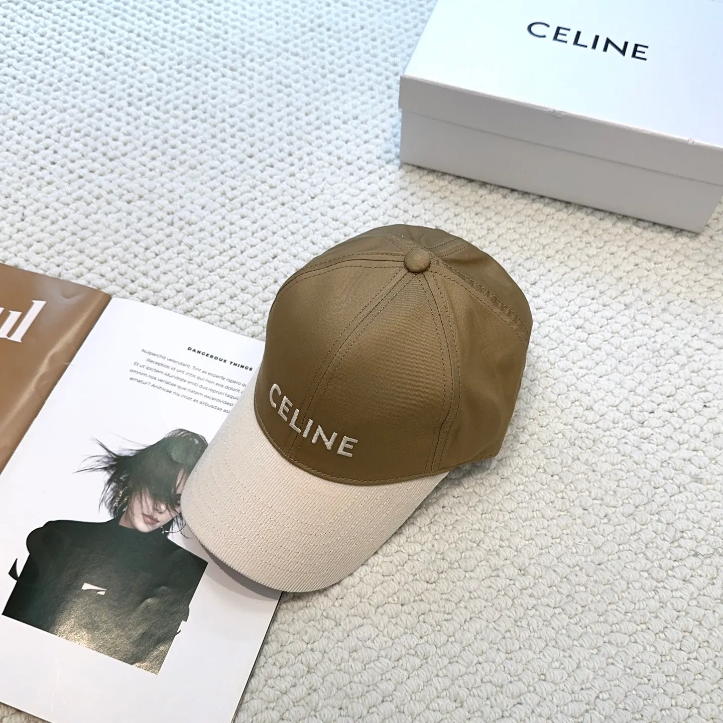 P70 popular CELINE official website purchase version. Original 1:1 customized! The latest baseball cap with the same style as the simple letter star, fashionable and high-end workmanship! Every hat is made with care! Extraordinary quality, suitable for both men and women.    Céline's hat has a simple design, high-end color matching, delicate texture, and clean style. It is an iconic item. The letter C is the official icon of CELINE. It is deeply rooted in the brand's historical heritage, and at the same time it exudes modern elegance and a new trend of retro modernity. Simple baseball cap decorated with C logo. Self-attitude, no need to elaborate.