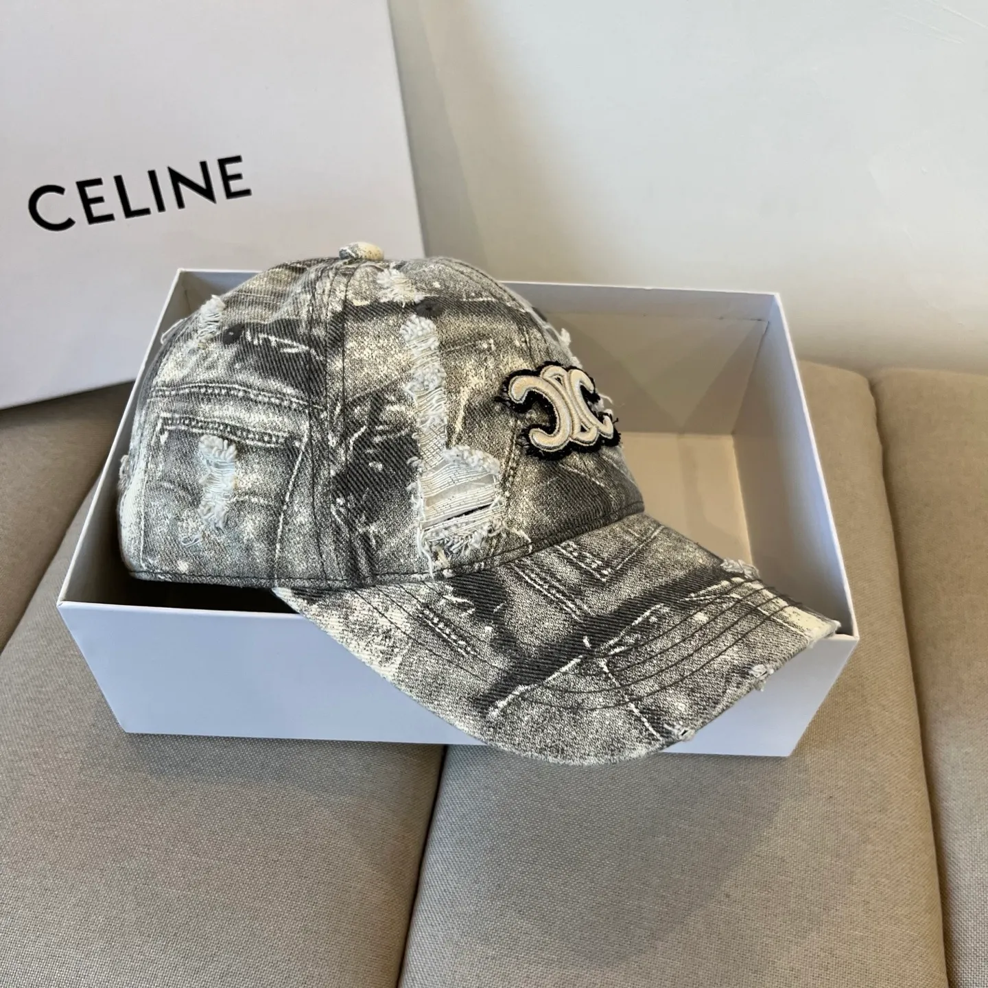 P60 [CELINE Celine] New classic casual and trendy baseball cap🧢Japanese and Korean style, looks great with any combination! A must-have when traveling