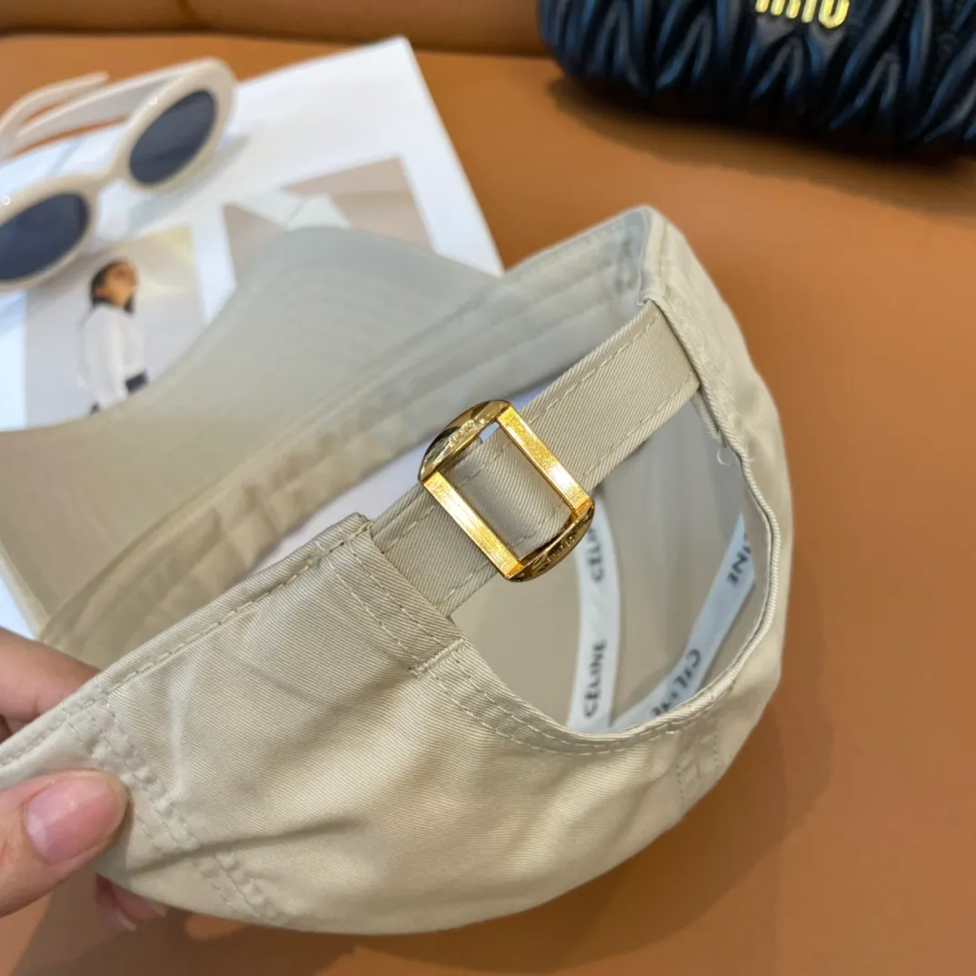 P76 popular CELINE (Celine) official website purchase version. Original 1:1 customized! The latest baseball cap with the same style as the simple letter star, fashionable and high-end workmanship! Every hat is made with care! Extraordinary quality, suitable for both men and women.    Céline's hat has a simple design, high-end color matching, delicate texture, and clean style. It is an iconic item. The letter C is the official icon of CELINE. It is deeply rooted in the brand's historical heritage, and at the same time it exudes modern elegance and a new trend of retro modernity. Simple baseball cap decorated with C logo. Self-attitude, no need to elaborate.
