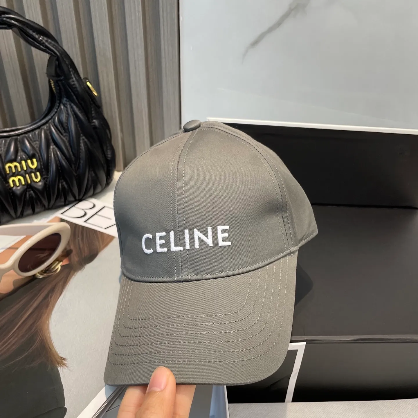 P70 popular CELINE official website purchase version. Original 1:1 customized! The latest baseball cap with the same style as the simple letter star, fashionable and high-end workmanship! Every hat is made with care! Extraordinary quality, suitable for both men and women.    Céline's hat has a simple design, high-end color matching, delicate texture, and clean style. It is an iconic item. The letter C is the official icon of CELINE. It is deeply rooted in the brand's historical heritage, and at the same time it exudes modern elegance and a new trend of retro modernity. Simple baseball cap decorated with C logo. Self-attitude, no need to elaborate.