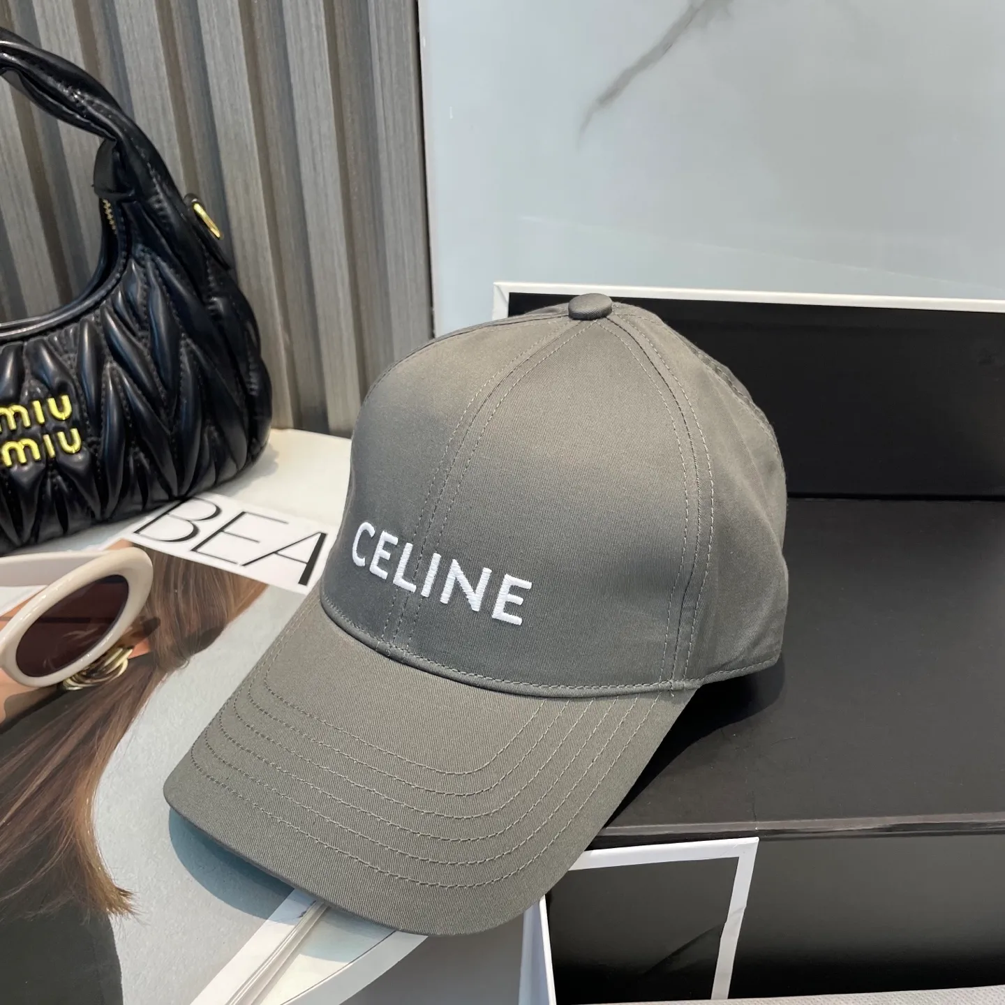P70 popular CELINE official website purchase version. Original 1:1 customized! The latest baseball cap with the same style as the simple letter star, fashionable and high-end workmanship! Every hat is made with care! Extraordinary quality, suitable for both men and women.    Céline's hat has a simple design, high-end color matching, delicate texture, and clean style. It is an iconic item. The letter C is the official icon of CELINE. It is deeply rooted in the brand's historical heritage, and at the same time it exudes modern elegance and a new trend of retro modernity. Simple baseball cap decorated with C logo. Self-attitude, no need to elaborate.