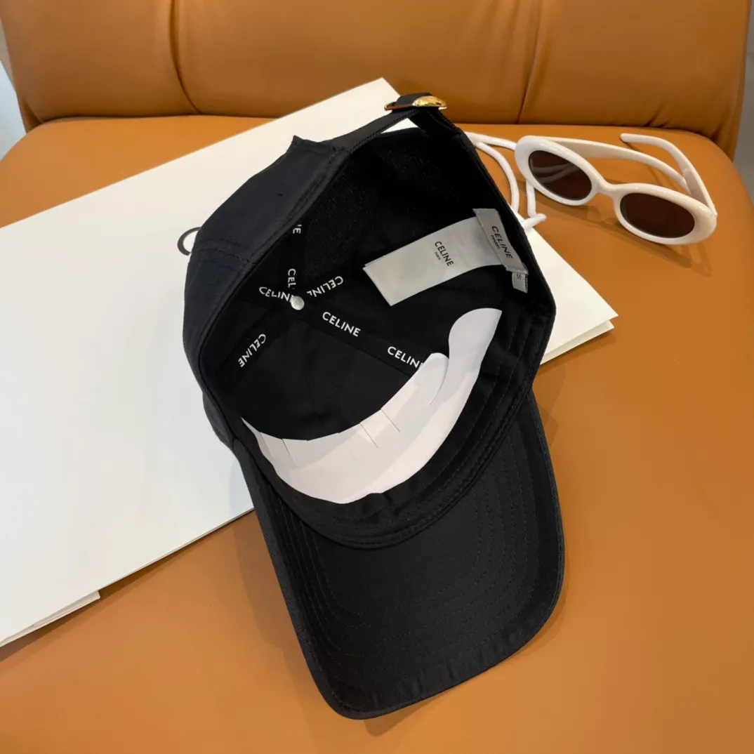 P76 popular CELINE (Celine) official website purchase version. Original 1:1 customized! The latest baseball cap with the same style as the simple letter star, fashionable and high-end workmanship! Every hat is made with care! Extraordinary quality, suitable for both men and women.    Céline's hat has a simple design, high-end color matching, delicate texture, and clean style. It is an iconic item. The letter C is the official icon of CELINE. It is deeply rooted in the brand's historical heritage, and at the same time it exudes modern elegance and a new trend of retro modernity. Simple baseball cap decorated with C logo. Self-attitude, no need to elaborate.