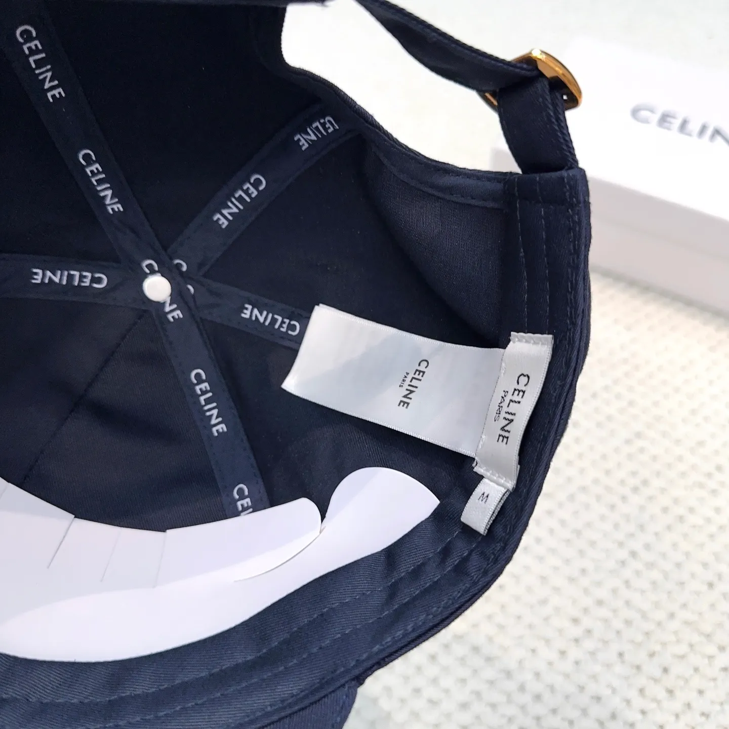 P60 popular CELINE official website purchasing version. Original 1:1 customized! The latest baseball cap with the same style as the simple letter star, fashionable and high-end workmanship! Every hat is made with care! Extraordinary quality, suitable for both men and women.    Céline's hat has a simple design, high-end color matching, delicate texture, and clean style. It is an iconic item. The letter C is the official icon of CELINE. It is deeply rooted in the brand's historical heritage, and at the same time it exudes modern elegance and a new trend of retro modernity. Simple baseball cap decorated with C logo. Self-attitude, no need to elaborate.