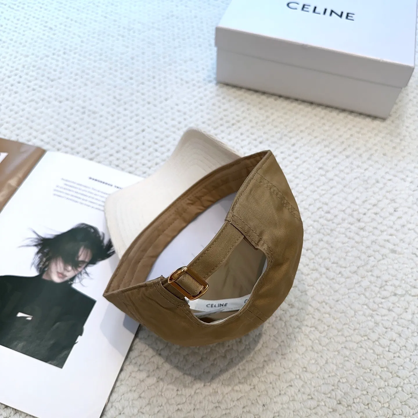 P70 popular CELINE official website purchase version. Original 1:1 customized! The latest baseball cap with the same style as the simple letter star, fashionable and high-end workmanship! Every hat is made with care! Extraordinary quality, suitable for both men and women.    Céline's hat has a simple design, high-end color matching, delicate texture, and clean style. It is an iconic item. The letter C is the official icon of CELINE. It is deeply rooted in the brand's historical heritage, and at the same time it exudes modern elegance and a new trend of retro modernity. Simple baseball cap decorated with C logo. Self-attitude, no need to elaborate.