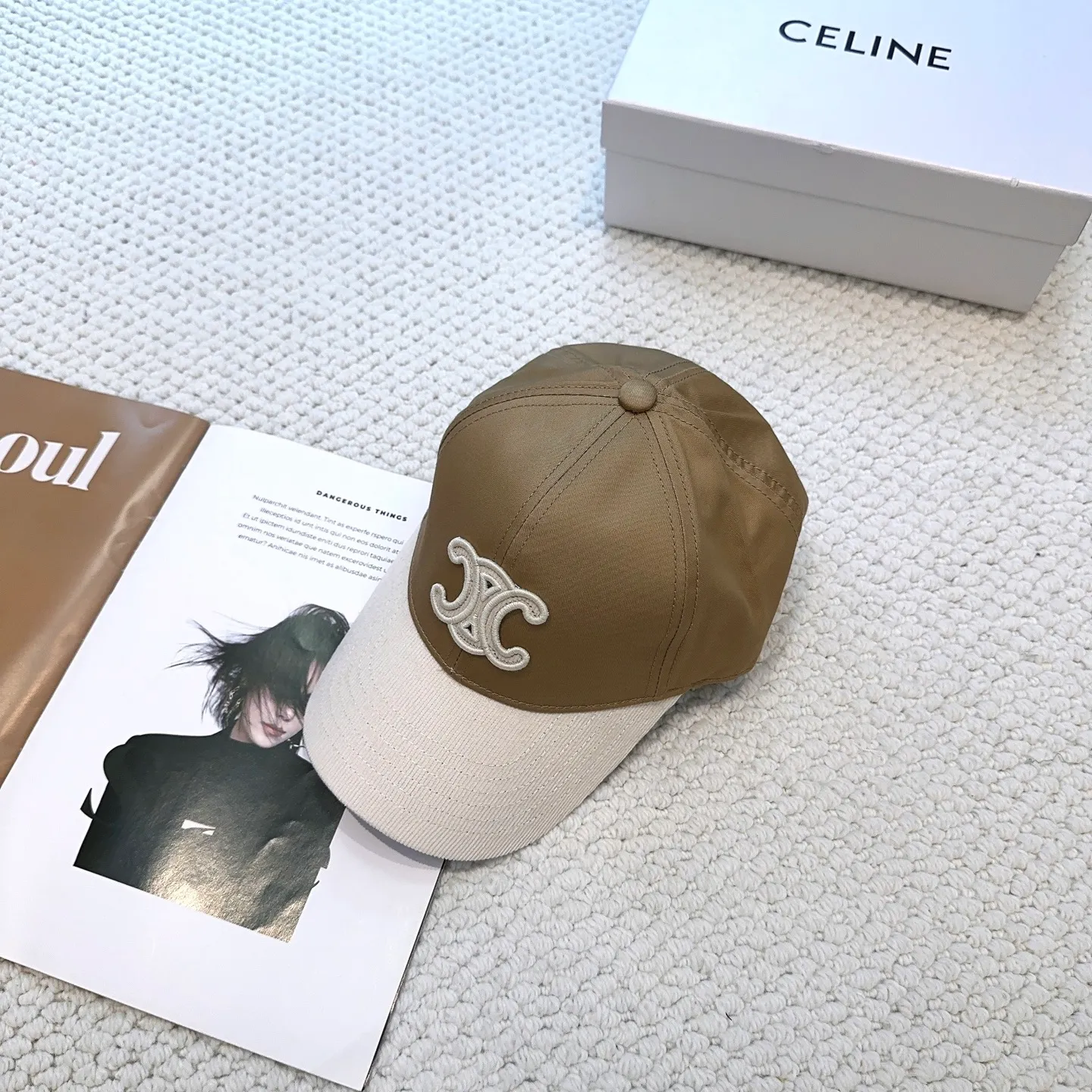 P70 popular CELINE official website purchase version. Original 1:1 customized! The latest baseball cap with the same style as the simple letter star, fashionable and high-end workmanship! Every hat is made with care! Extraordinary quality, suitable for both men and women.    Céline's hat has a simple design, high-end color matching, delicate texture, and clean style. It is an iconic item. The letter C is the official icon of CELINE. It is deeply rooted in the brand's historical heritage, and at the same time it exudes modern elegance and a new trend of retro modernity. Simple baseball cap decorated with C logo. Self-attitude, no need to elaborate.