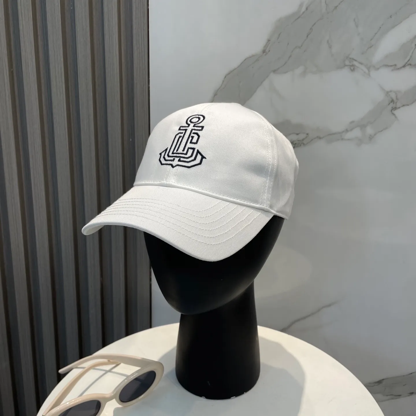 P76 popular CELINE (Celine) simple embroidered letter star's latest baseball cap, fashion trend, high-end workmanship! Every hat is made with care! Extraordinary quality, suitable for both men and women.    Céline's hat has a simple design, high-end color matching, delicate texture, and clean style. It is an iconic item. The letter C is the official icon of CELINE. It is deeply rooted in the brand's historical heritage, and at the same time it exudes modern elegance and a new trend of retro modernity. Simple baseball cap decorated with C logo. Self-attitude, no need to elaborate.