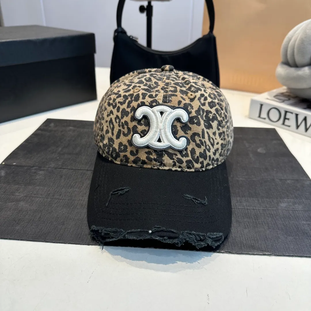P60 CELINE's new Arc de Triomphe logo leopard print baseball cap. High-quality replica, great color, perfect details. The latest Arc de Triomphe logo, a must-buy.