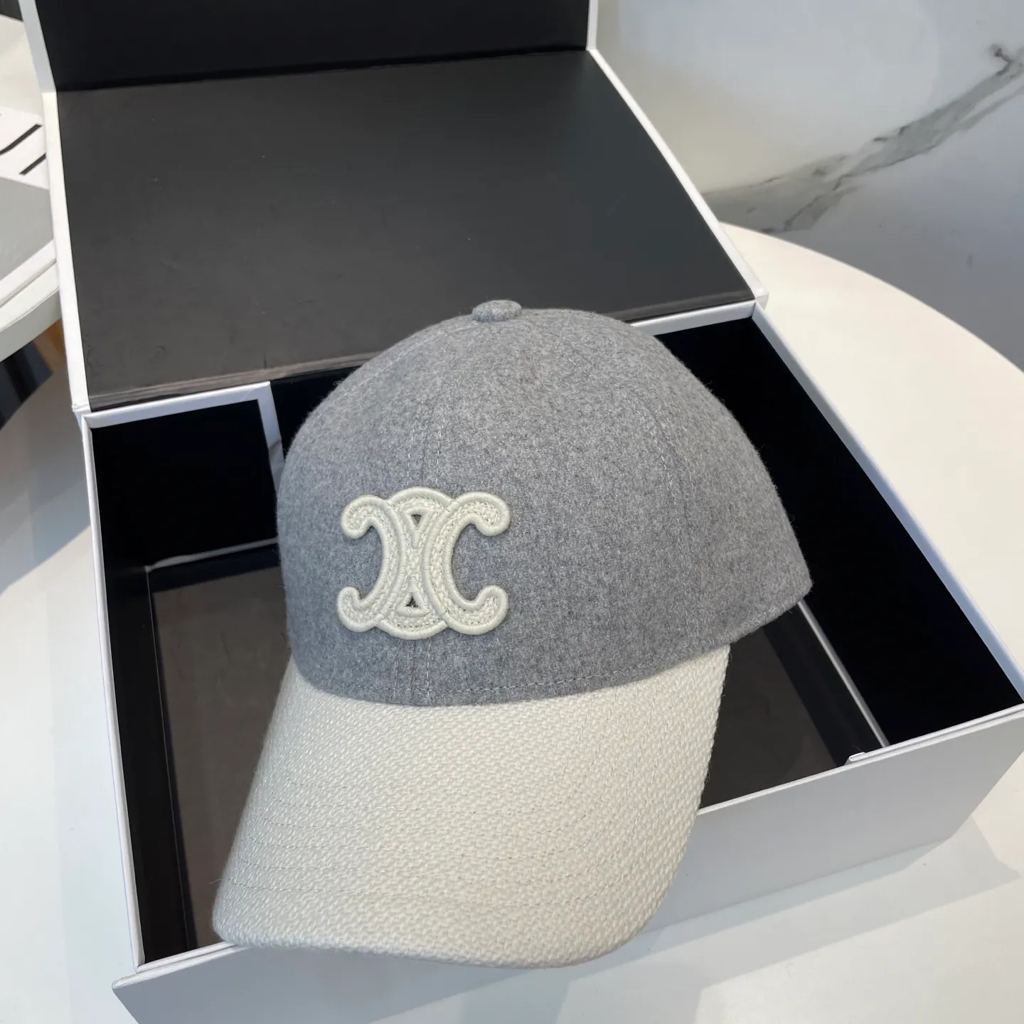 P96 CELINE · Celine's new autumn and winter C letter embroidered wool baseball cap 🧢 Top version 👍 Purchased ZP printing, the hat shape is completely customized according to Z:1. Custom woven wool fabric, super textured! The letter C distinguishes the market version, the size and the texture of the looped hair are all restored. The hardware adjustment buckle is custom-molded and has a logo. Customized logo webbing inside the hat, all details restored💯 ⚠️Size: One size fits all and adjustable!