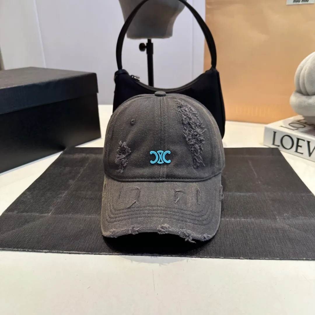 P60 Celine's new baseball cap 🧢 This season is decorated with the small Arc de Triomphe logo. Navy blue｜black｜dark red. Casual and practical! Close your eyes and enter!
