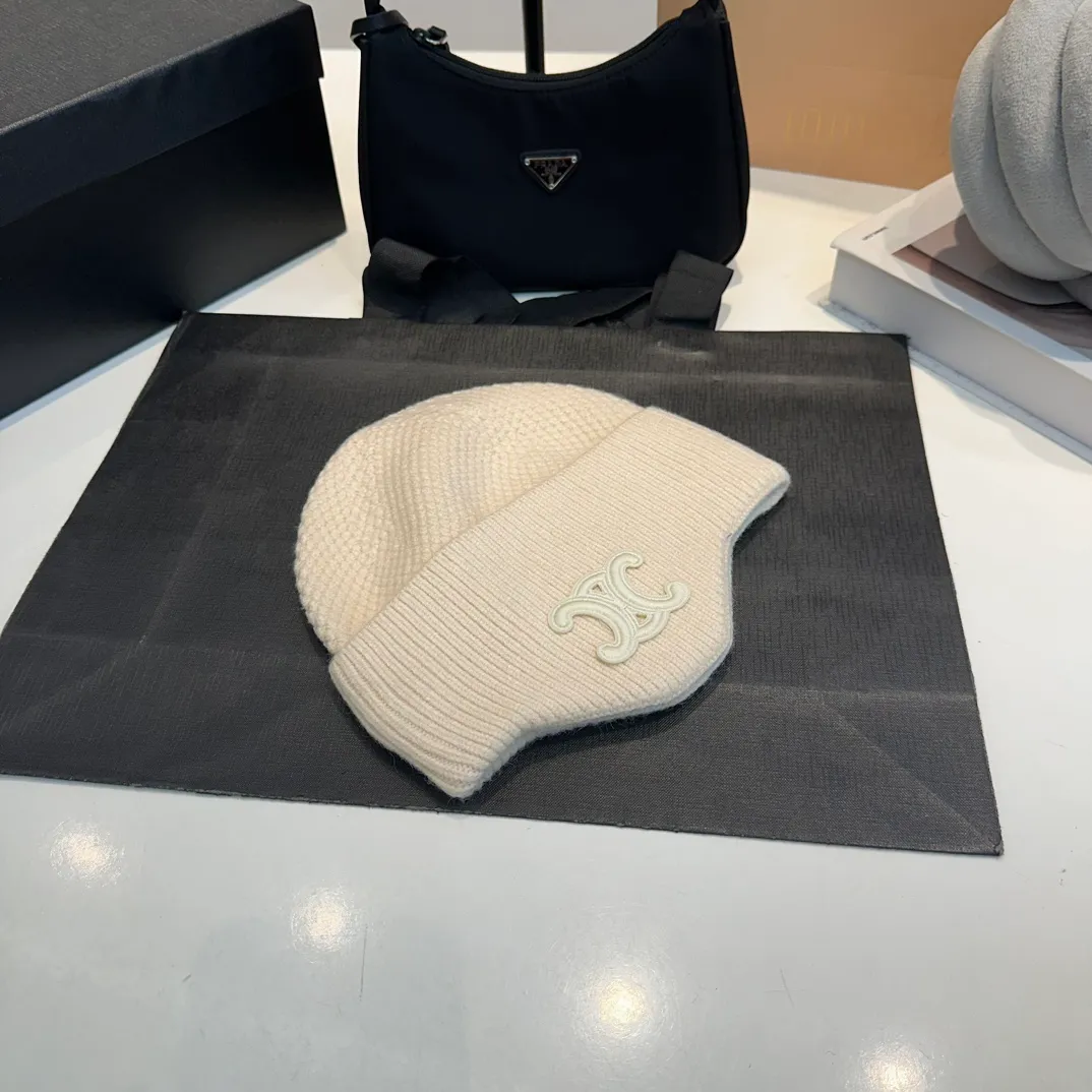 P70 CELINE🖤 Autumn and winter knitted ear protection hat Japanese personalized knitted autumn and winter ear protection hat👏✊ Made of high-quality wool, soft and comfortable, thick hat, first-class thermal insulation effect, plush feeling, soft and skin-friendly! Suitable for all kinds of clothes in autumn and winter!
