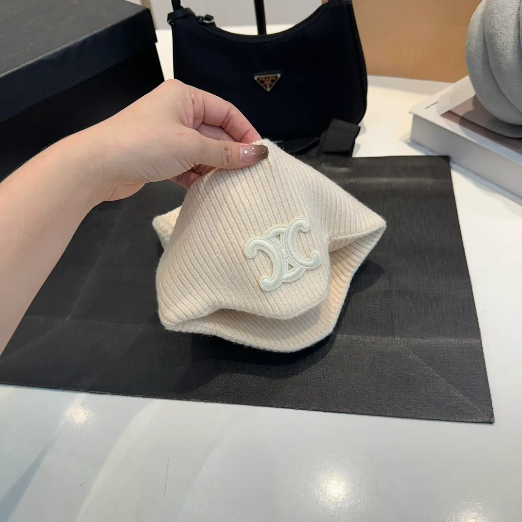 P70 CELINE🖤 Autumn and winter knitted ear protection hat Japanese personalized knitted autumn and winter ear protection hat👏✊ Made of high-quality wool, soft and comfortable, thick hat, first-class thermal insulation effect, plush feeling, soft and skin-friendly! Suitable for all kinds of clothes in autumn and winter!
