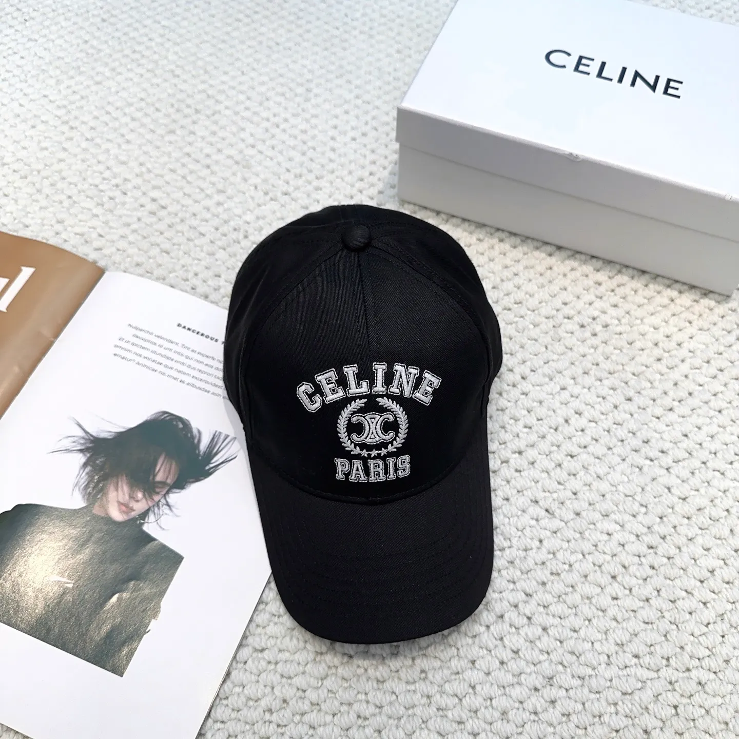 P70 popular CELINE (Celine) latest baseball cap with simple letters, fashionable and high-end workmanship! Every hat is made with care! Extraordinary quality, suitable for both men and women.    Céline's hat has a simple design, high-end color matching, delicate texture, and clean style. It is an iconic item. The letter C is the official icon of CELINE. It is deeply rooted in the brand's historical heritage, and at the same time it exudes modern elegance and a new trend of retro modernity. Simple baseball cap decorated with C logo. Self-attitude, no need to elaborate.