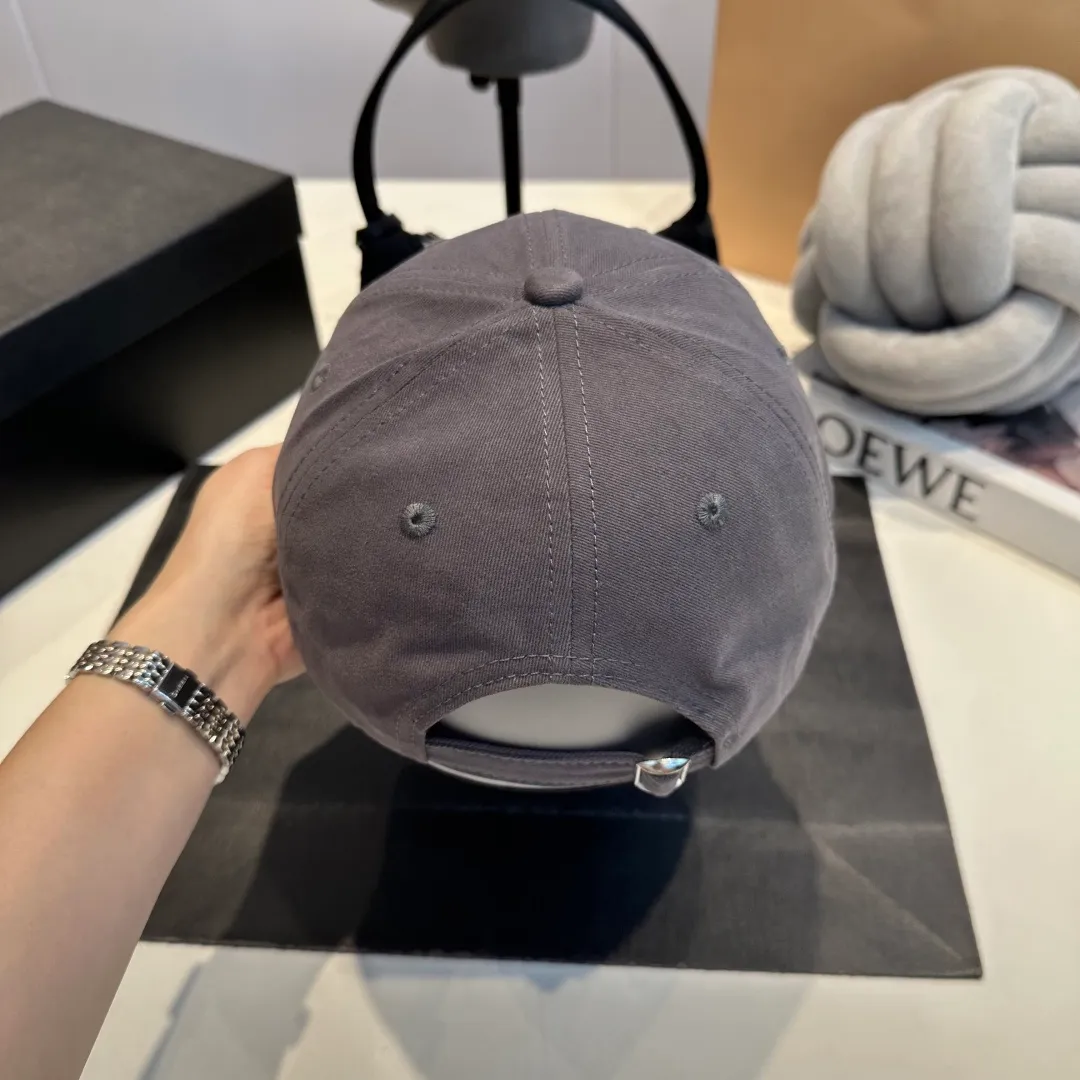 P60 CELINE Celine's new classic casual and trendy style, simple baseball cap🧢Japanese and Korean style, looks great with any combination! A must-have when traveling