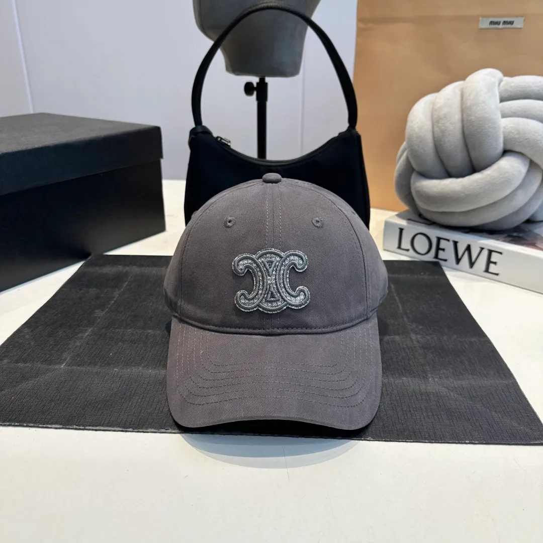 P60 CELINE Celine's new classic casual and trendy style, simple baseball cap🧢Japanese and Korean style, looks great with any combination! A must-have when traveling