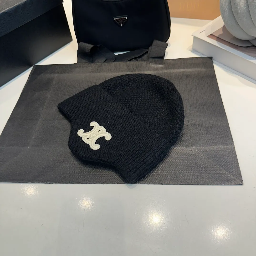 P70 CELINE🖤 Autumn and winter knitted ear protection hat Japanese personalized knitted autumn and winter ear protection hat👏✊ Made of high-quality wool, soft and comfortable, thick hat, first-class thermal insulation effect, plush feeling, soft and skin-friendly! Suitable for all kinds of clothes in autumn and winter!