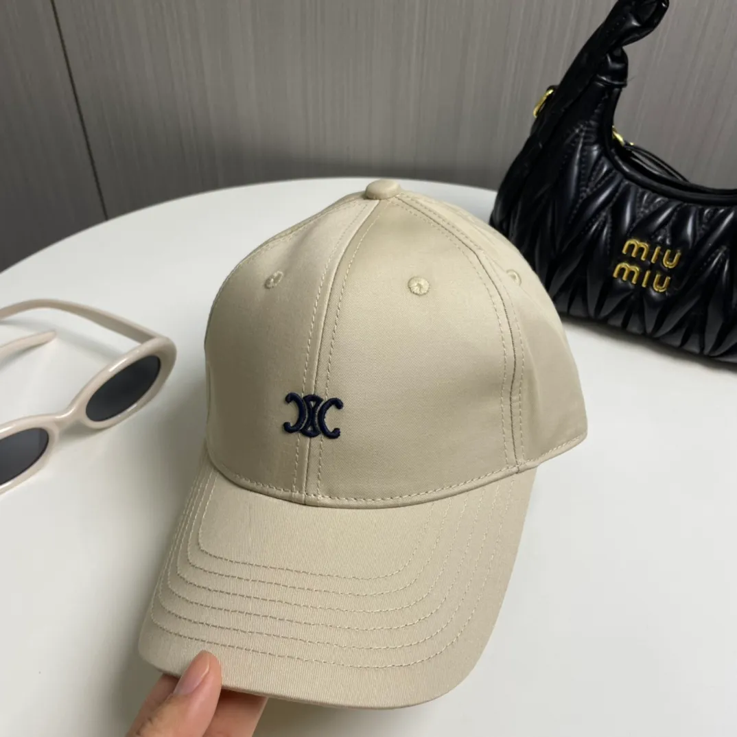 P70 popular CELINE (Celine) latest baseball cap with simple letters, fashionable and high-end workmanship! Every hat is made with care! Extraordinary quality, suitable for both men and women.    Céline's hat has a simple design, high-end color matching, delicate texture, and clean style. It is an iconic item. The letter C is the official icon of CELINE. It is deeply rooted in the brand's historical heritage, and at the same time it exudes modern elegance and a new trend of retro modernity. Simple baseball cap decorated with C logo. Self-attitude, no need to elaborate.