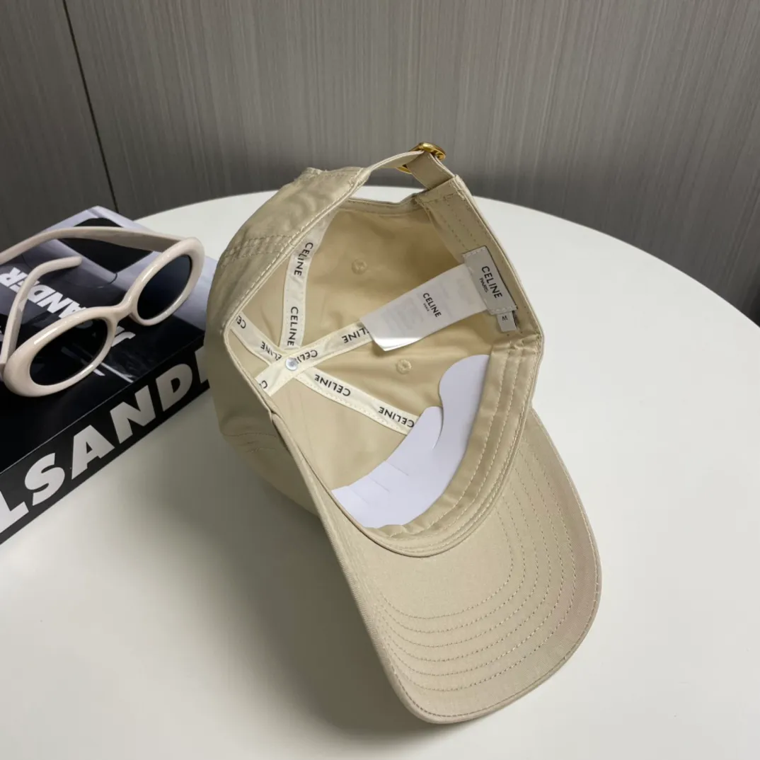 P70 popular CELINE (Celine) latest baseball cap with simple letters, fashionable and high-end workmanship! Every hat is made with care! Extraordinary quality, suitable for both men and women.    Céline's hat has a simple design, high-end color matching, delicate texture, and clean style. It is an iconic item. The letter C is the official icon of CELINE. It is deeply rooted in the brand's historical heritage, and at the same time it exudes modern elegance and a new trend of retro modernity. Simple baseball cap decorated with C logo. Self-attitude, no need to elaborate.