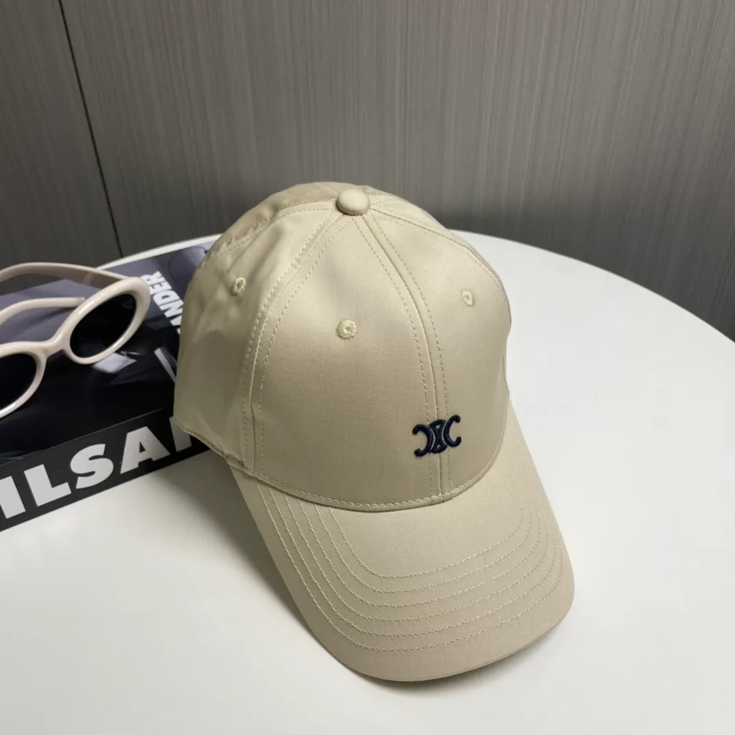 P70 popular CELINE (Celine) latest baseball cap with simple letters, fashionable and high-end workmanship! Every hat is made with care! Extraordinary quality, suitable for both men and women.    Céline's hat has a simple design, high-end color matching, delicate texture, and clean style. It is an iconic item. The letter C is the official icon of CELINE. It is deeply rooted in the brand's historical heritage, and at the same time it exudes modern elegance and a new trend of retro modernity. Simple baseball cap decorated with C logo. Self-attitude, no need to elaborate.
