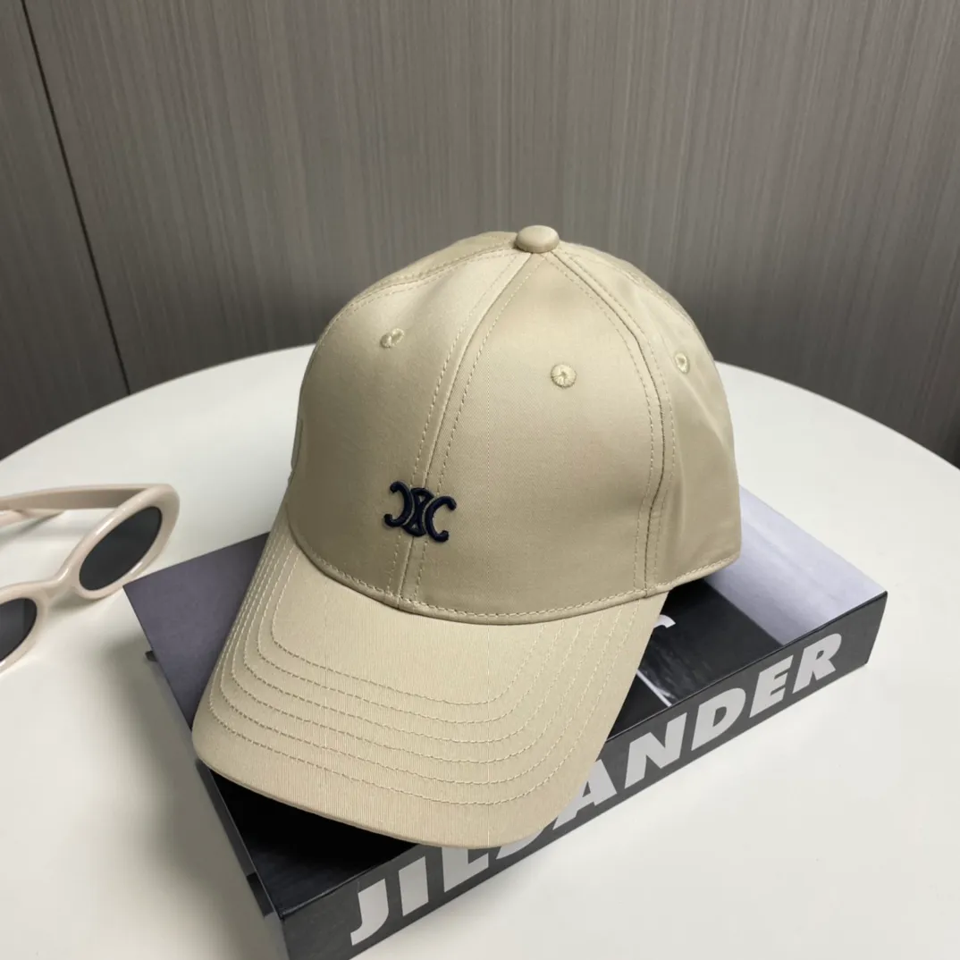 P70 popular CELINE (Celine) latest baseball cap with simple letters, fashionable and high-end workmanship! Every hat is made with care! Extraordinary quality, suitable for both men and women.    Céline's hat has a simple design, high-end color matching, delicate texture, and clean style. It is an iconic item. The letter C is the official icon of CELINE. It is deeply rooted in the brand's historical heritage, and at the same time it exudes modern elegance and a new trend of retro modernity. Simple baseball cap decorated with C logo. Self-attitude, no need to elaborate.