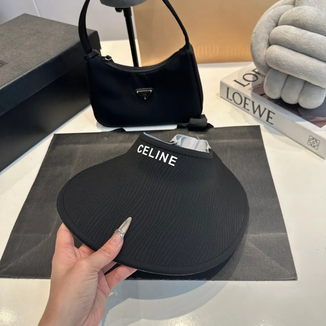P60 CELINE Celine's new empty-top hat. Sun protection is a compulsory course for girls in this life. This large brim hat is invincible in sun protection. It can be worn all day without any trace or cumbersome feeling.