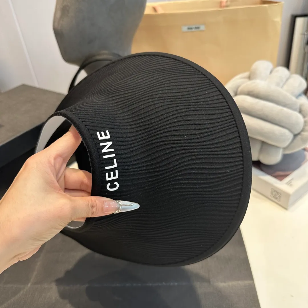 P60 CELINE Celine's new empty-top hat. Sun protection is a compulsory course for girls in this life. This large brim hat is invincible in sun protection. It can be worn all day without any trace or cumbersome feeling.