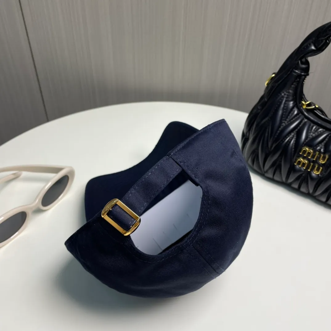 P80 popular CELINE (Celine) official website purchase version. Original 1:1 customized! The latest baseball cap with the same style as the simple letter star, fashionable and high-end workmanship! Every hat is made with care! Extraordinary quality, suitable for both men and women.    Céline's hat has a simple design, high-end color matching, delicate texture, and clean style. It is an iconic item. The letter C is the official icon of CELINE. It is deeply rooted in the brand's historical heritage, and at the same time it exudes modern elegance and a new trend of retro modernity. Simple baseball cap decorated with C logo. Self-attitude, no need to elaborate.