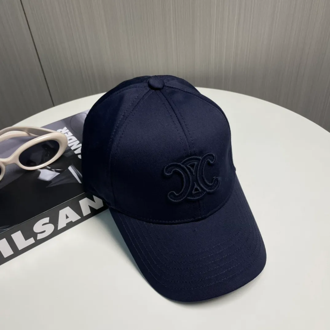 P80 popular CELINE (Celine) official website purchase version. Original 1:1 customized! The latest baseball cap with the same style as the simple letter star, fashionable and high-end workmanship! Every hat is made with care! Extraordinary quality, suitable for both men and women.    Céline's hat has a simple design, high-end color matching, delicate texture, and clean style. It is an iconic item. The letter C is the official icon of CELINE. It is deeply rooted in the brand's historical heritage, and at the same time it exudes modern elegance and a new trend of retro modernity. Simple baseball cap decorated with C logo. Self-attitude, no need to elaborate.