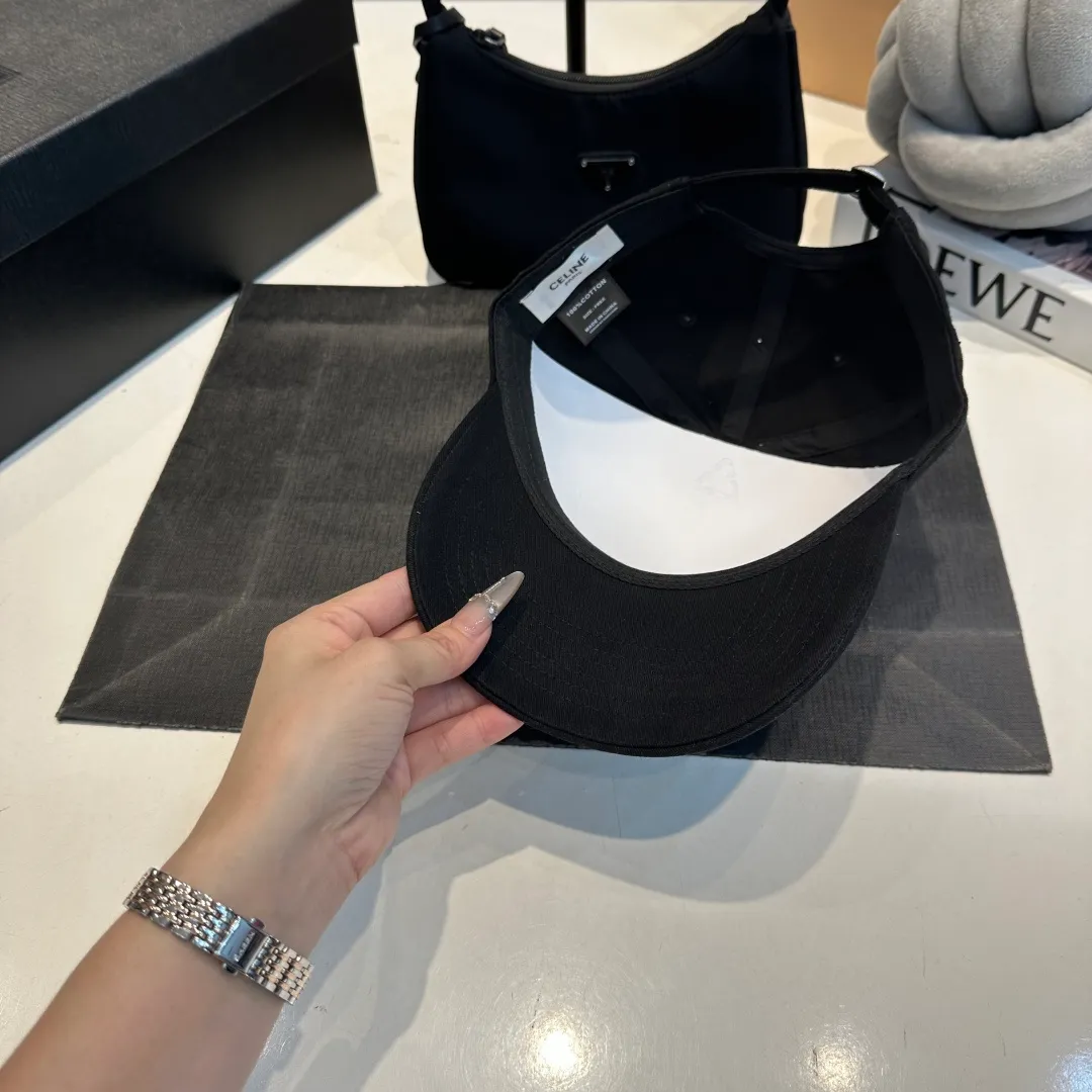 P60 CELINE Celine's new classic casual and trendy style, simple baseball cap🧢Japanese and Korean style, looks great with any combination! A must-have when traveling