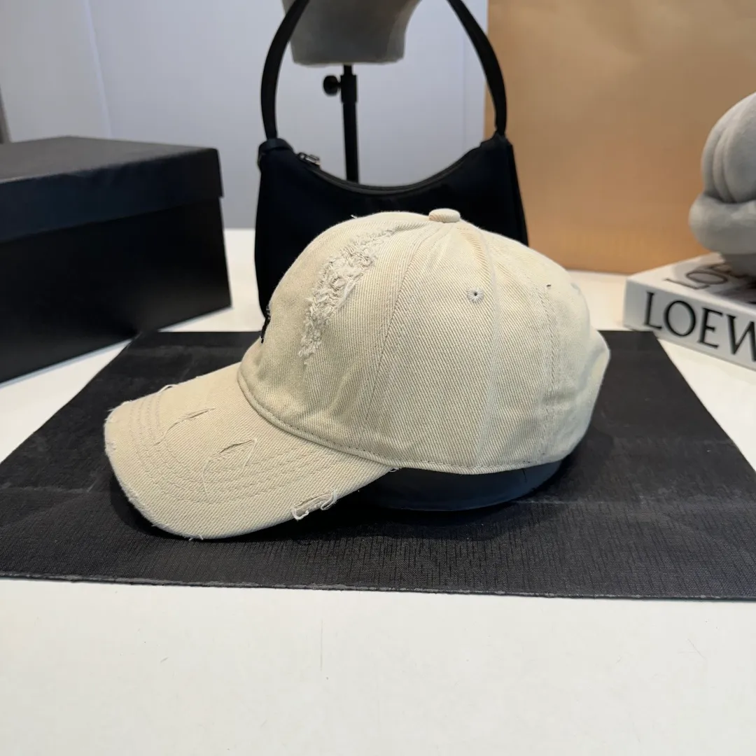 P60 Celine's new baseball cap 🧢 This season is decorated with the small Arc de Triomphe logo. Navy blue｜black｜dark red. Casual and practical! Close your eyes and enter!