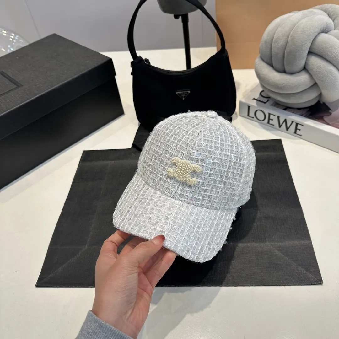 P56 CELINE's new classic casual and trendy baseball cap🧢Japanese and Korean style, looks great with any combination! A must-have when traveling