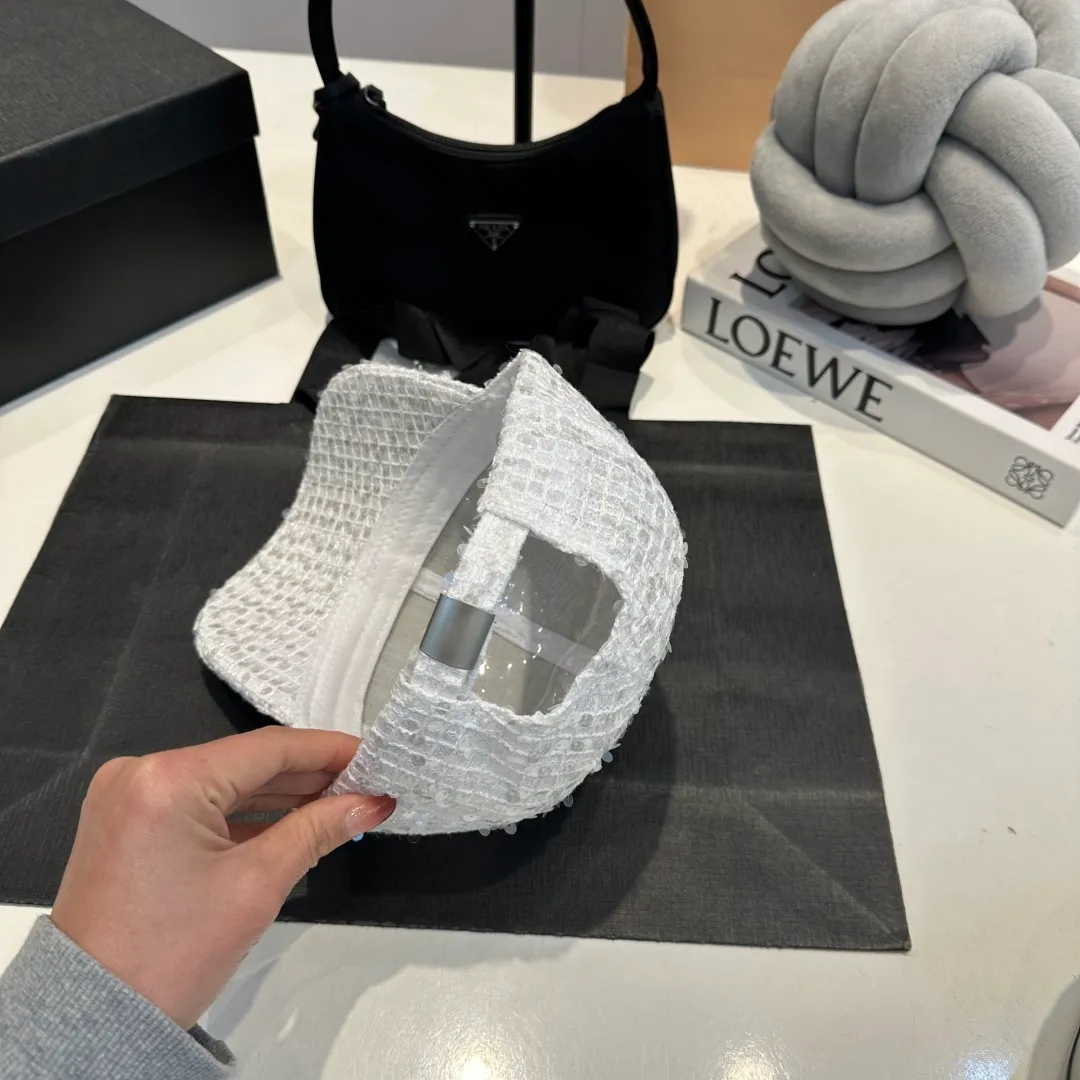 P56 CELINE's new classic casual and trendy baseball cap🧢Japanese and Korean style, looks great with any combination! A must-have when traveling